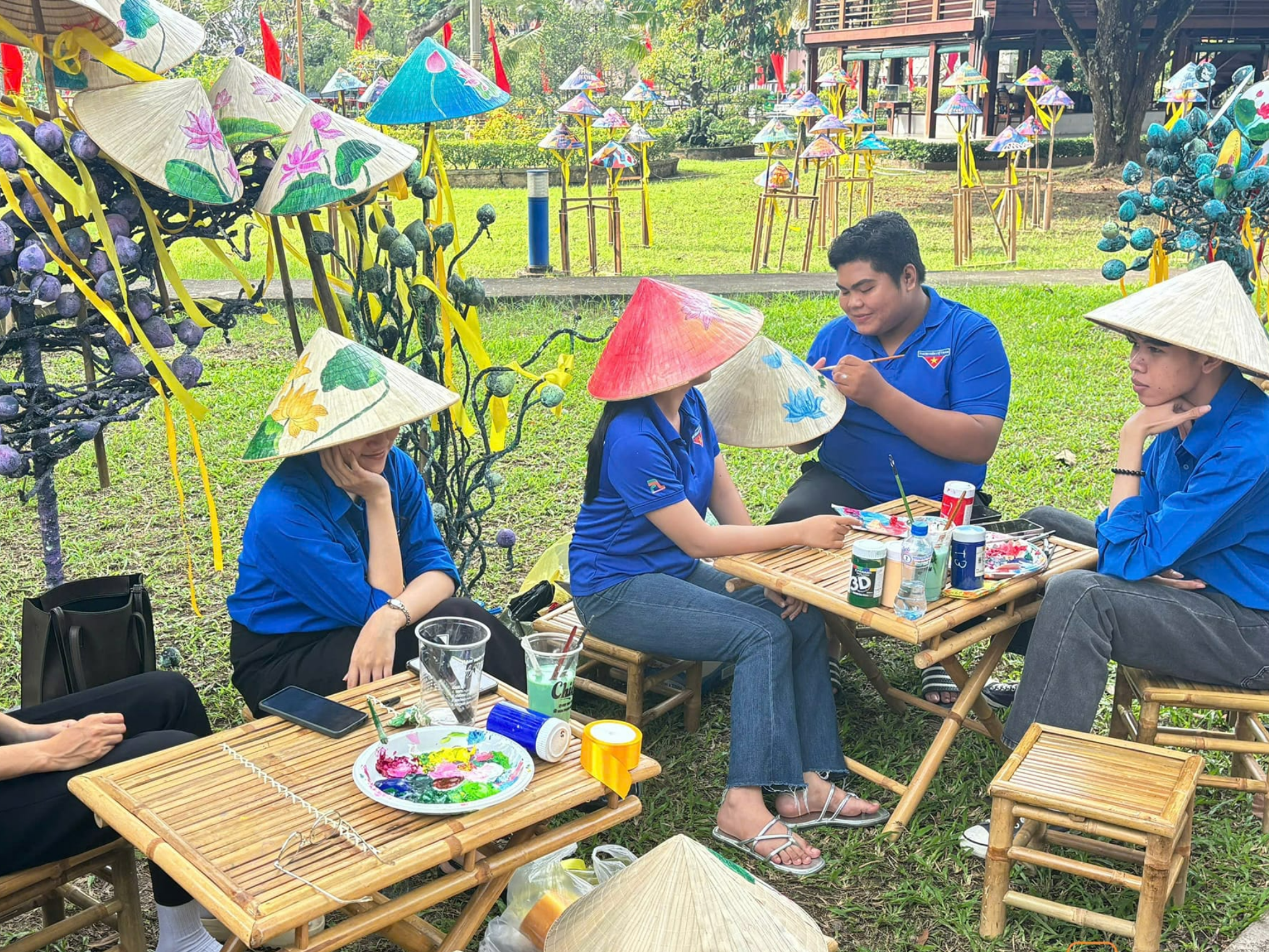 Trải nghiệm sáng tạo nghệ thuật vẽ tranh trên nón lá, quạt, giỏ đệm, phục vụ tái hiện Cải lương tuồng cổ